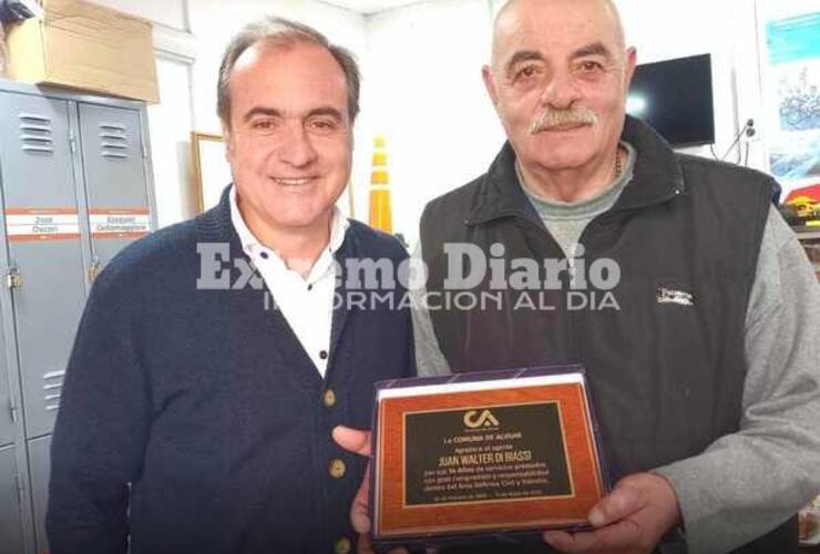 Imagen de Reconocimiento a  Walter Di Biassi por sus años de servicio en la Comuna de Alvear