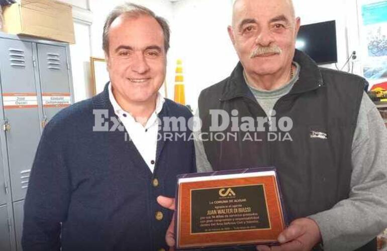 Imagen de Reconocimiento a  Walter Di Biassi por sus años de servicio en la Comuna de Alvear