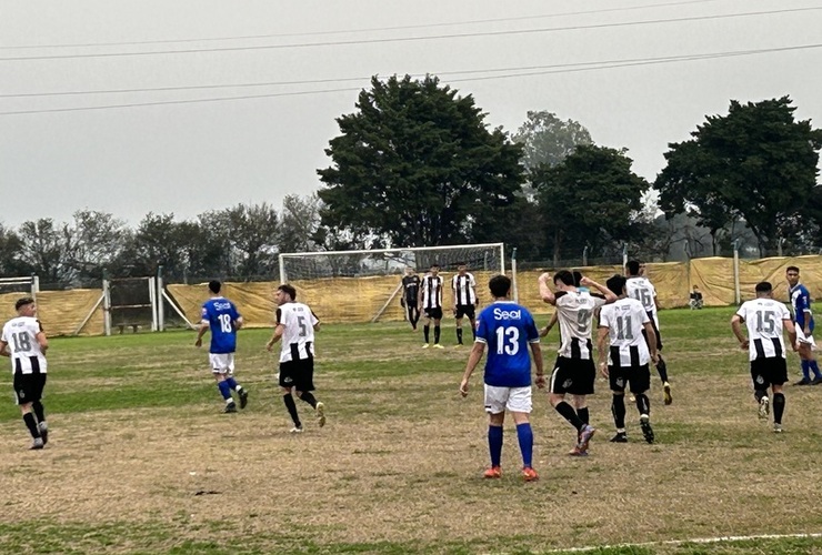 Imagen de Unión derrotó 4 a 0 a Libertad por la segunda fecha del Clausura