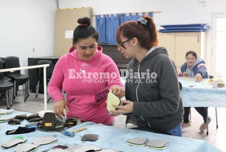 Imagen de Aparado de calzado: Avanzan los cursos del Santa Fe Más, aprender haciendo