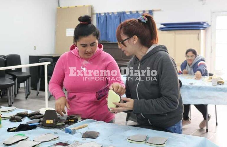 Imagen de Aparado de calzado: Avanzan los cursos del Santa Fe Más, aprender haciendo