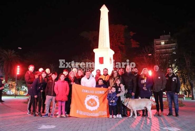 Imagen de TDAH: Se iluminó de naranja el Monumento de la plaza 9 de julio