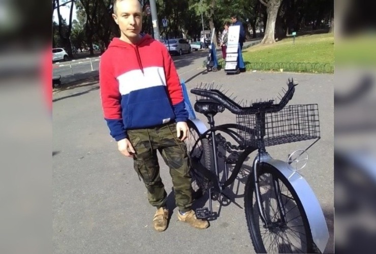 Imagen de Se hartó de que le robaran bicicletas colocó clavos en el asiento y en el manubrio