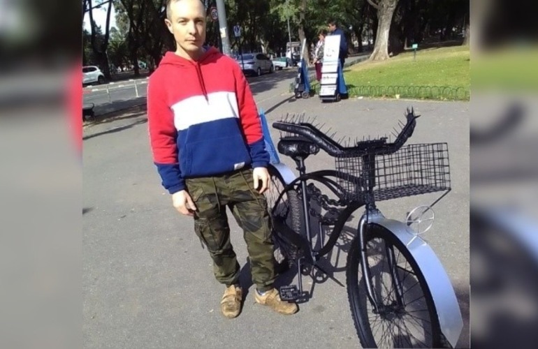 Imagen de Se hartó de que le robaran bicicletas colocó clavos en el asiento y en el manubrio