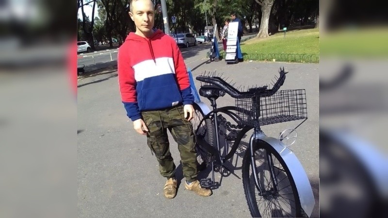 Imagen de Se hart&oacute; de que le robaran bicicletas coloc&oacute; clavos en el asiento y en el manubrio