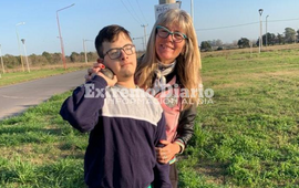 Gonzalo junto a su profesora, Deysel Di Mauro