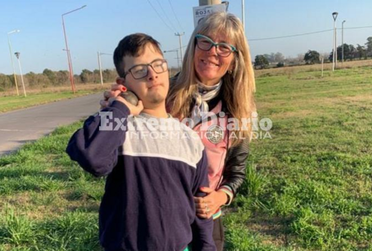 Gonzalo junto a su profesora, Deysel Di Mauro