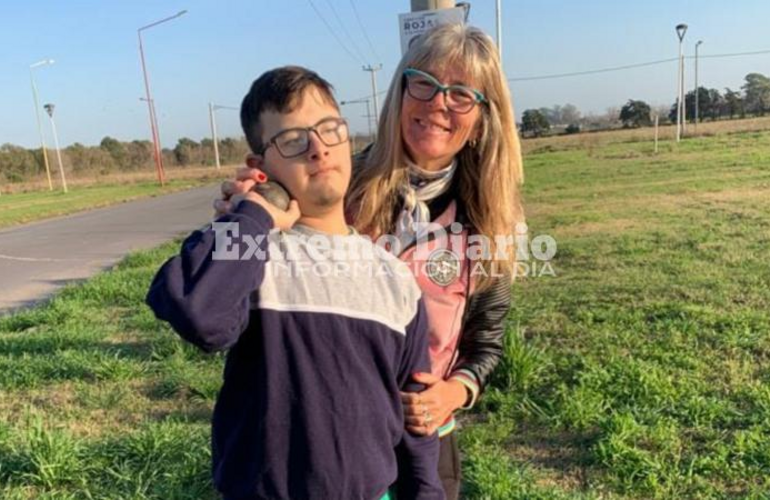 Gonzalo junto a su profesora, Deysel Di Mauro