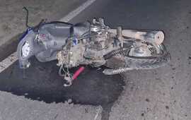 La moto en la que circulaba la mujer de 32 a&ntilde;os que falleci&oacute; tras el accidente.