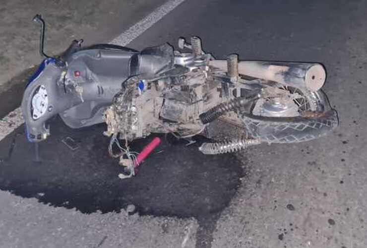 La moto en la que circulaba la mujer de 32 años que falleció tras el accidente.