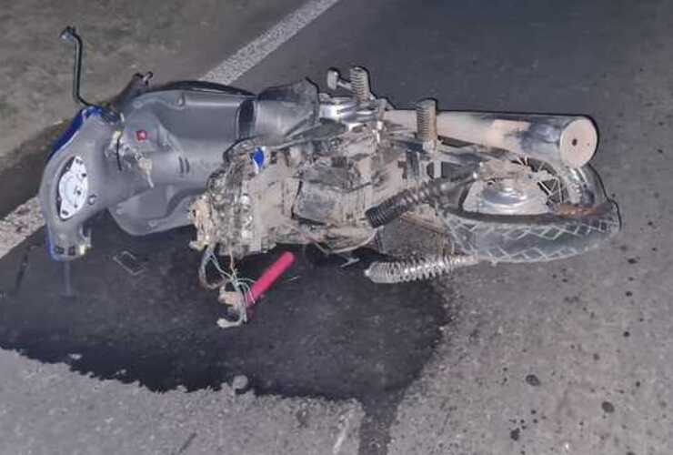 La moto en la que circulaba la mujer de 32 a&ntilde;os que falleci&oacute; tras el accidente.