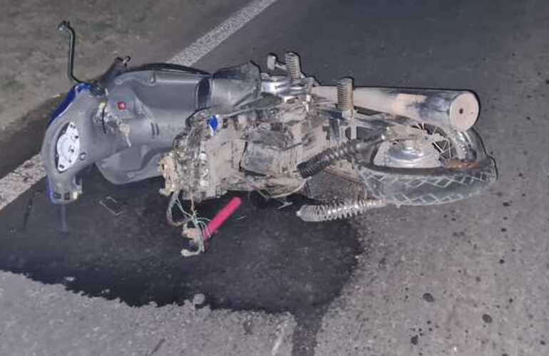 La moto en la que circulaba la mujer de 32 años que falleció tras el accidente.