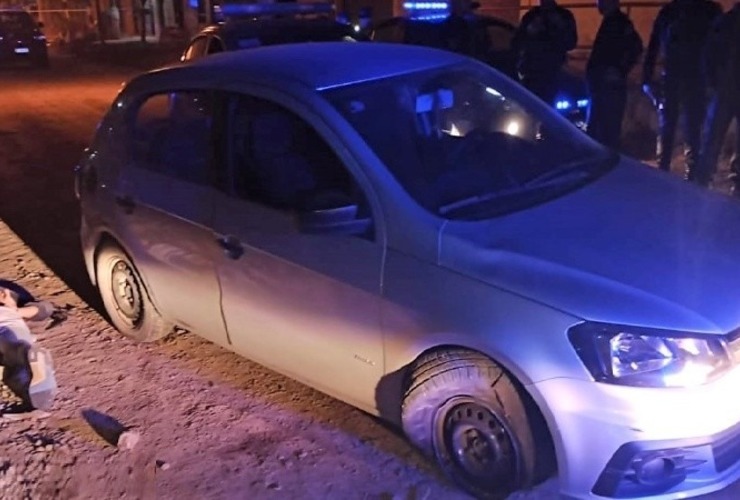 Uno de los cuatro detenidos, junto al vehículo robado que protagonizó la persecución.