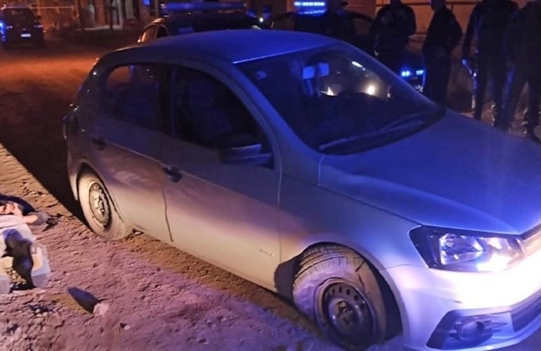 Uno de los cuatro detenidos, junto al vehículo robado que protagonizó la persecución.