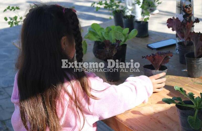 Imagen de Se realizó una nueva jornada de EcoCanje y multiatención en la plaza San Martín