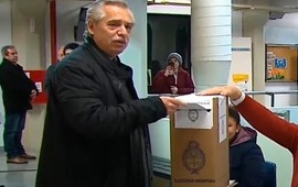 El momento en que el Presidente vota este domingo. (@radio2)