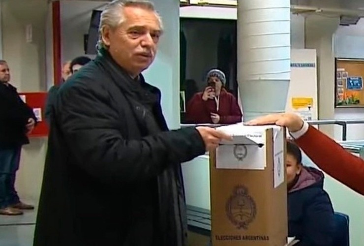 El momento en que el Presidente vota este domingo. (@radio2) El momento en que el Presidente vota este domingo. (@radio2)