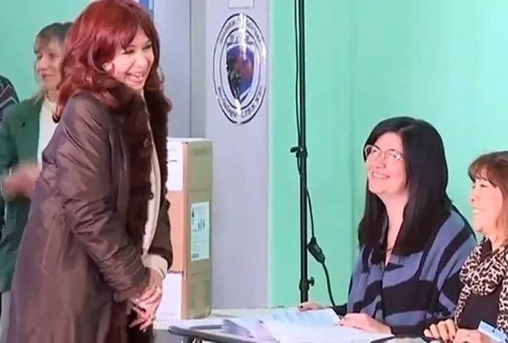 Imagen de Cristina votó en Río Gallegos: «Vamos a esperar que opine la gente» Imagen de Cristina votó en Río Gallegos: «Vamos a esperar que opine la gente»