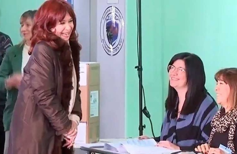 Imagen de Cristina vot&oacute; en R&iacute;o Gallegos: &laquo;Vamos a esperar que opine la gente&raquo;