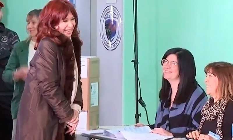 Imagen de Cristina vot&oacute; en R&iacute;o Gallegos: &laquo;Vamos a esperar que opine la gente&raquo;
