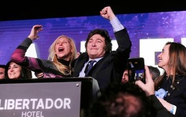 Javier Milei festej&oacute; a lo grande junto a su hermana Karina, a la que nombr&oacute; como "el jefe".
