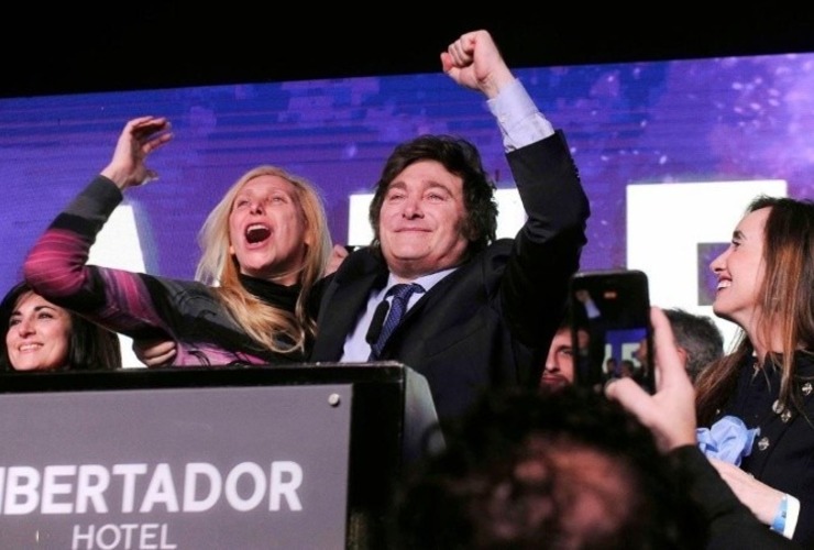 Javier Milei festej&oacute; a lo grande junto a su hermana Karina, a la que nombr&oacute; como "el jefe".