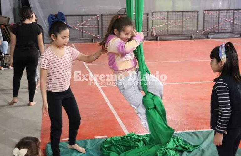 Imagen de Comenzaron las clases de acrobacia en tela en el Polideportivo de Fighiera