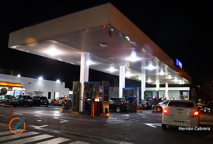 Imagen de Tras acuerdo de congelamiento de precios, fue el turno de YPF para aumentar los combustibles