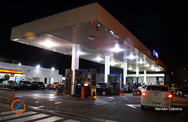 Imagen de Tras acuerdo de congelamiento de precios, fue el turno de YPF para aumentar los combustibles