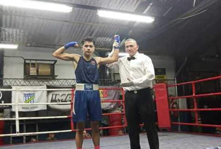 Imagen de El boxeador Axel García le ganó por puntos a Agustín Vallejos en Rosario.