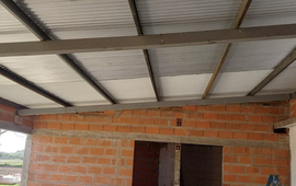 Imagen de Colocaci&oacute;n del techo del quincho de tenis de Central Argentino de Fighiera.