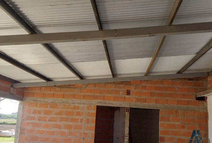 Imagen de Colocaci&oacute;n del techo del quincho de tenis de Central Argentino de Fighiera.