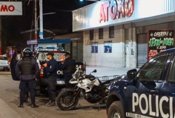 Un patrullero frente a súper de Buenos Aires.