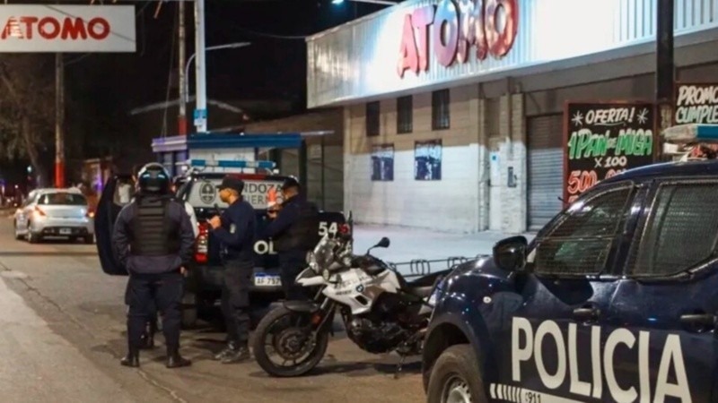 Un patrullero frente a s&uacute;per de Buenos Aires.