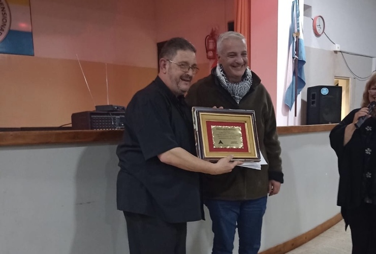 El intendente le entreg&oacute; la plaqueta a Pedro.