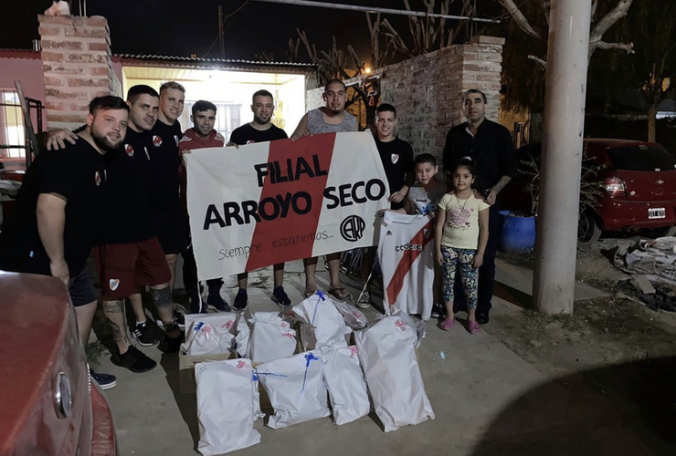 Imagen de La Filial River Plate Arroyo Seco, hizo donaciones por el Día de la Niñez.
