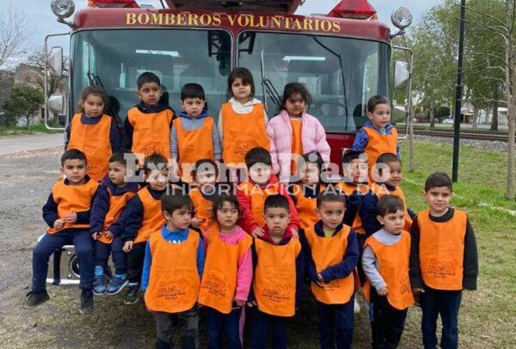 Imagen de Los niños del Centro de Cuidado Infantil visitaron el cuartel de Bomberos Voluntarios