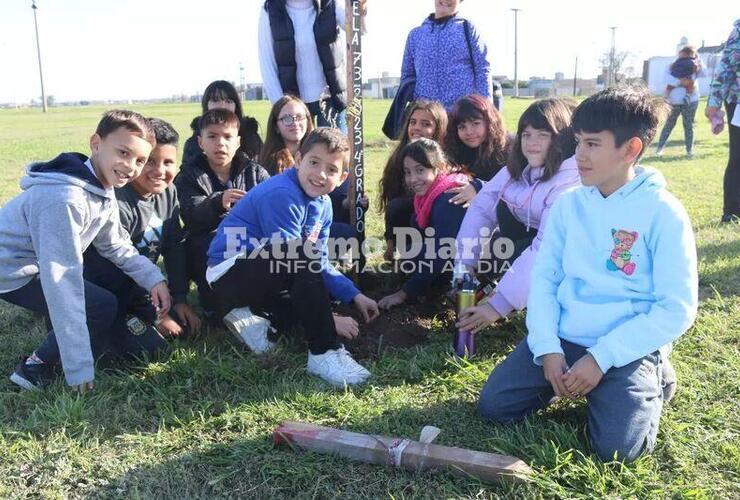 Imagen de Día nacional del árbol: La Municipalidad y la Escuela Fiscal plantaron especies en la plaza Raúl Alfonsín