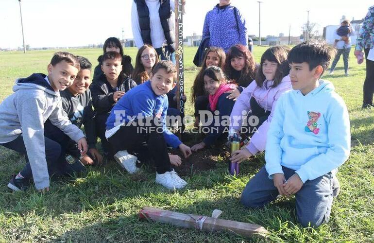 Imagen de D&iacute;a nacional del &aacute;rbol: La Municipalidad y la Escuela Fiscal plantaron especies en la plaza Ra&uacute;l Alfons&iacute;n