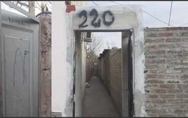 El pasillo y la puerta de la vivienda en Ameghino y Ayacucho. (Radio 2)