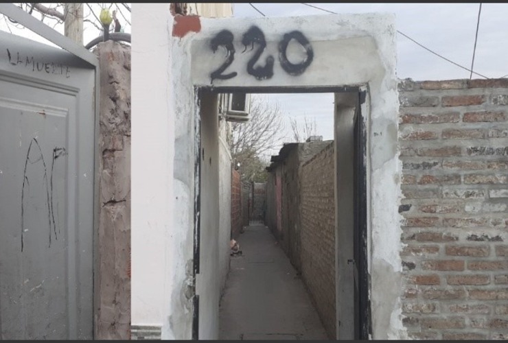El pasillo y la puerta de la vivienda en Ameghino y Ayacucho. (Radio 2)