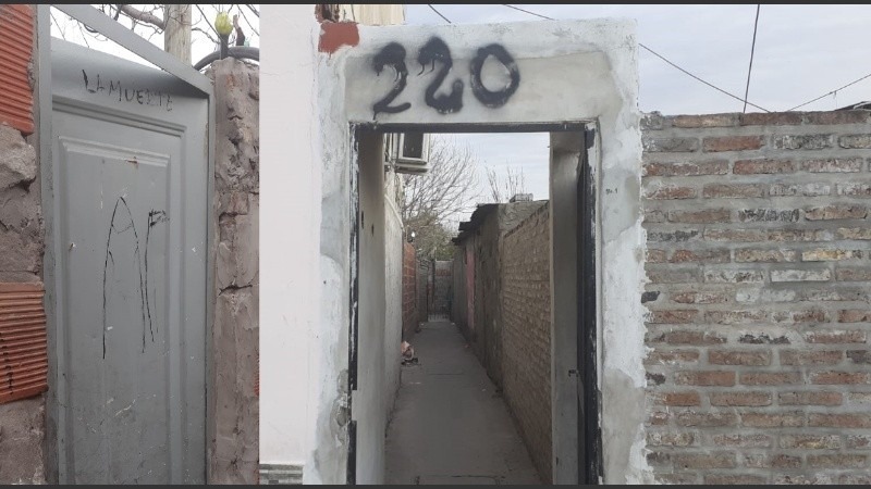 El pasillo y la puerta de la vivienda en Ameghino y Ayacucho. (Radio 2)