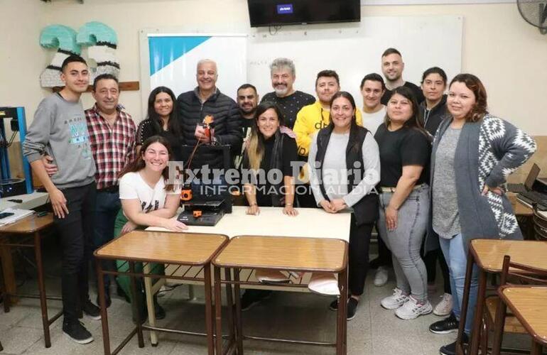 Imagen de Santa Fe Capacita: Nizar Esper entregó una impresora para el taller de modelado e impresión 3D