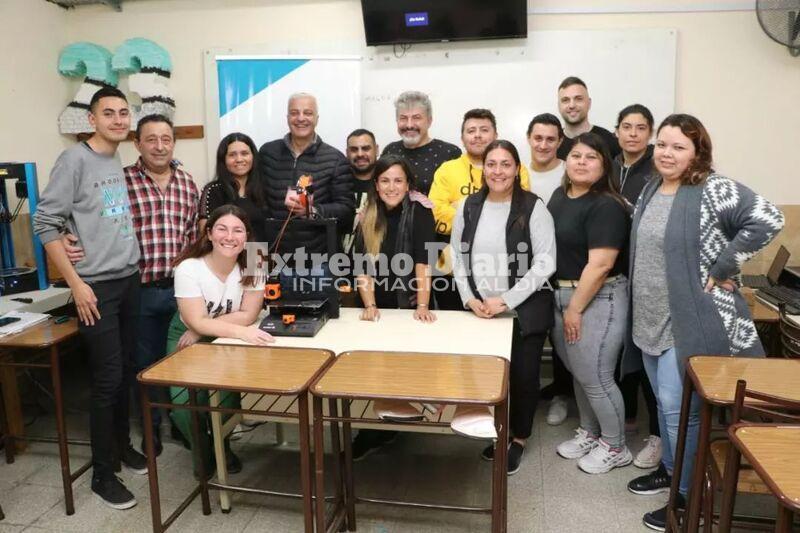 Imagen de Santa Fe Capacita: Nizar Esper entreg&oacute; una impresora para el taller de modelado e impresi&oacute;n 3D