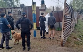 Personal policial trabaja en la zona donde fue hallado el cad&aacute;ver carbonizado de un hombre, en Benteveo y Jacobacci.