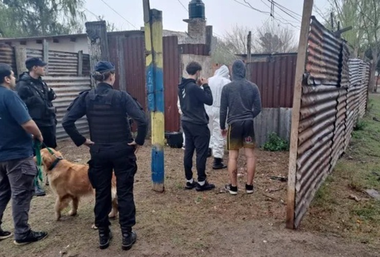 Personal policial trabaja en la zona donde fue hallado el cadáver carbonizado de un hombre, en Benteveo y Jacobacci.