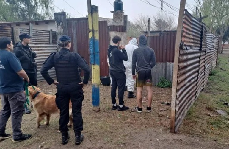 Personal policial trabaja en la zona donde fue hallado el cadáver carbonizado de un hombre, en Benteveo y Jacobacci.