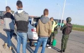 Los tres ocupantes del veh&iacute;culo al momento del procedimiento. (Gendarmer&iacute;a Nacional)