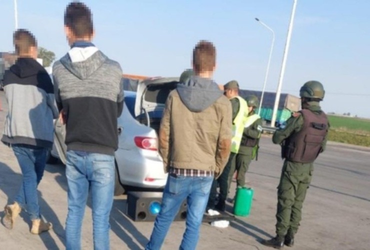 Los tres ocupantes del vehículo al momento del procedimiento. (Gendarmería Nacional)