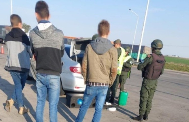 Los tres ocupantes del vehículo al momento del procedimiento. (Gendarmería Nacional)